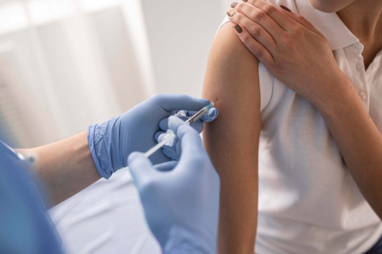 Virus respiratorios persisten en el Maule: amplían vacunación a toda la población este invierno
