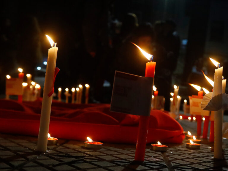 Curicó honra a víctimas de VIH/SIDA con emotiva vigilia
