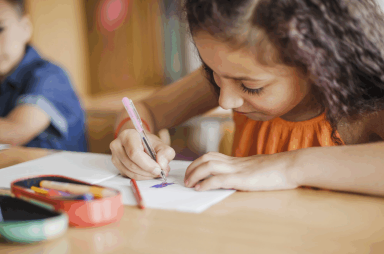 Enfocado en la neurodiversidad escolar: kit inclusivo busca transformar aulas en Chile y Latinoamérica
