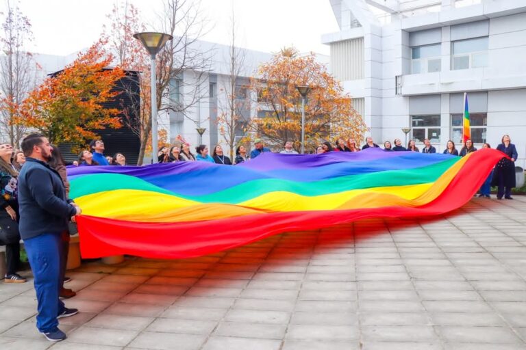 Hospital de Talca iza bandera del Orgullo en apoyo a la diversidad y el respeto