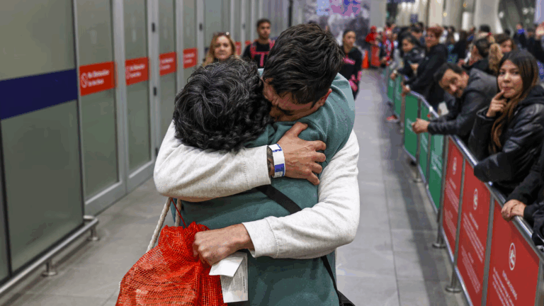 Al menos 40 chilenos deportados desde EE.UU. llegarán este jueves