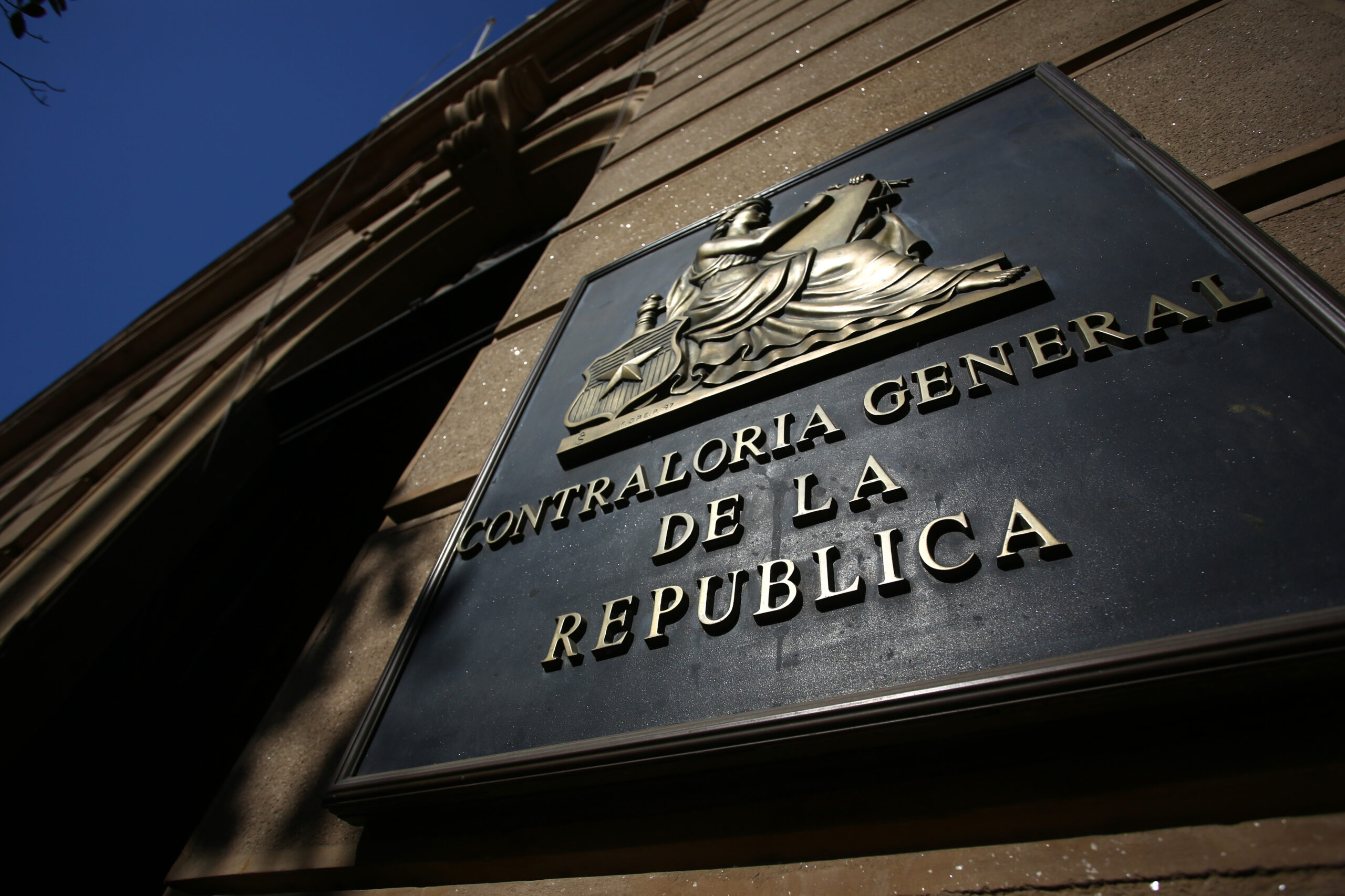 Contraloría publica listado de municipalidades que gastaron sobre el promedio en celebraciones