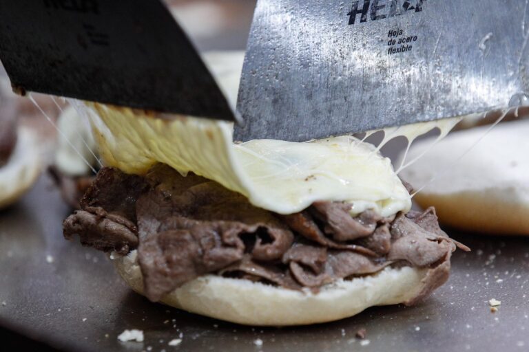 Hoy se celebra el Día del Barros Luco: conoce el origen del clásico sándwich chileno