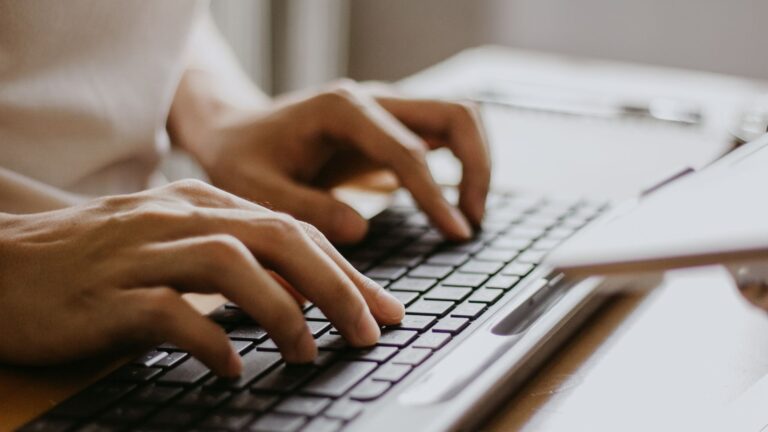Son más de 5 mil: Google ofrece becas en Chile para capacitar en IA y habilidades digitales