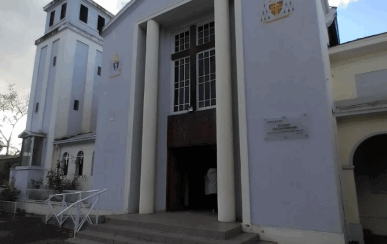 Apuñalan a párroco durante violento asalto en parroquia San Luis Gonzaga de Talca