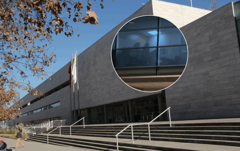 Escándalo en Vitacura: viralizan a personas teniendo relaciones sexuales en edificio municipal