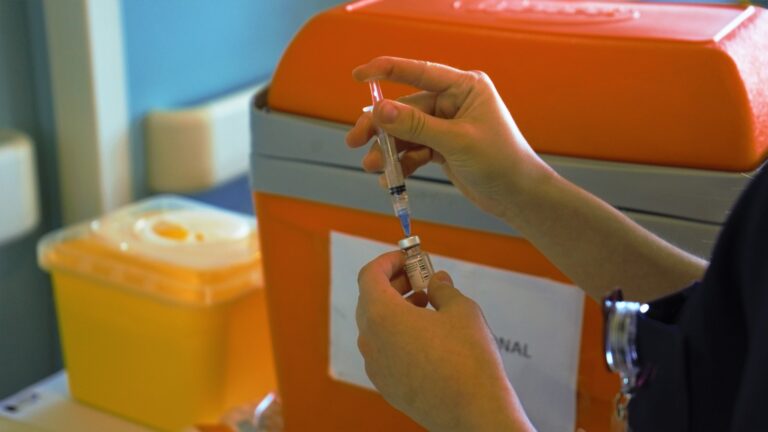 Aumentan hospitalizaciones por Influenza A en Talca: autoridades llaman a vacunarse con urgencia