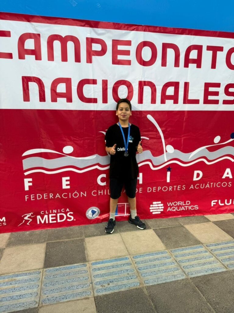 Nadador talquino de 10 años gana medallas en torneo nacional y es nominado a la selección nacional