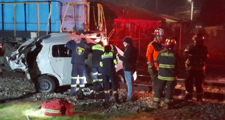 Tragedia en Curicó: tren colisiona con auto y deja tres personas fallecidas