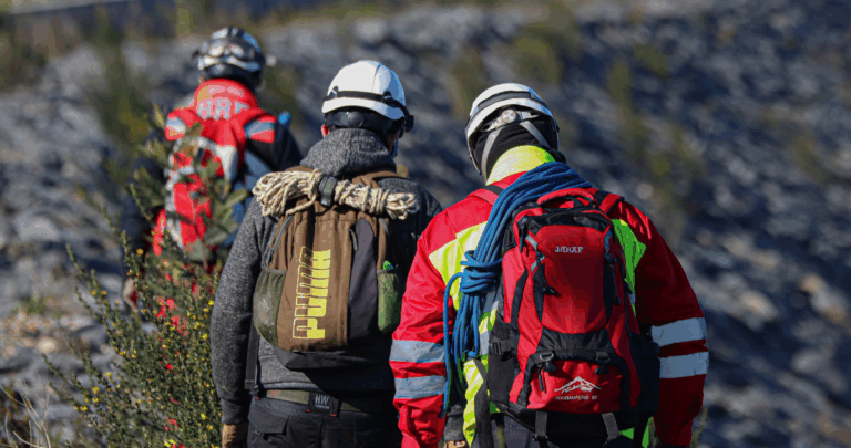 Rescatan a cinco excursionistas perdidos en la cordillera de Romeral: cuatro siguen extraviados