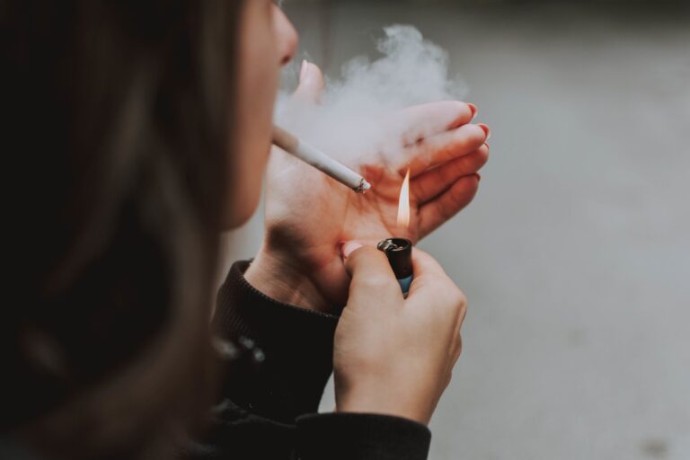 No más humo: prohíben fumar en espacios públicos al aire libre en Francia