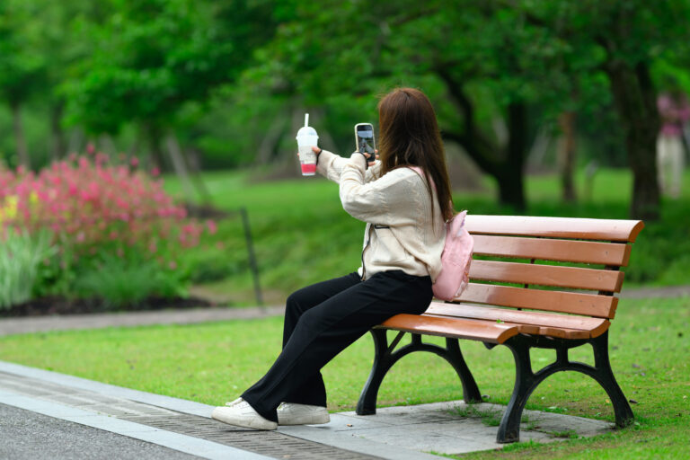 Ansiedad digital: qué es el FOMO y el JOMO y cómo impactan en la salud mental