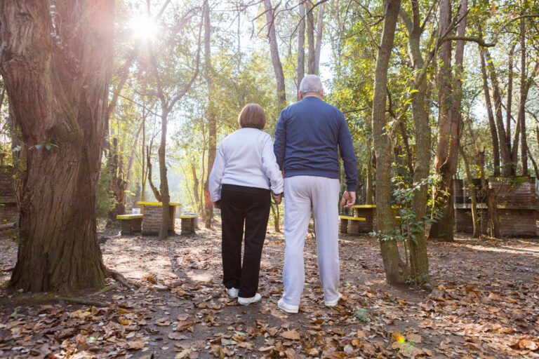Desde llamarlos “abuelitos” hasta asumir dependencia: ¿en qué consiste el maltrato estructural a las personas mayores?
