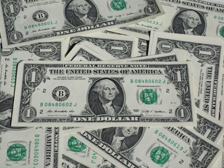 Dólar cae de los $930 y marca su peor semestre global en más de 50 años