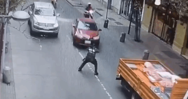 Imputado por atropello a carabinero en Santiago quedó en libertad: celebró con gestos burlescos