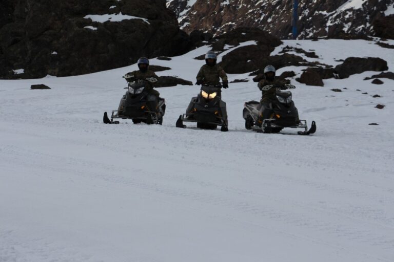 Ejército de Chile imparte curso de rescate en nieve a soldados del regimiento de Talca