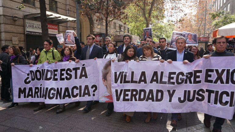 Autoridades municipales protestan en La Moneda exigiendo justicia por María Ignacia González