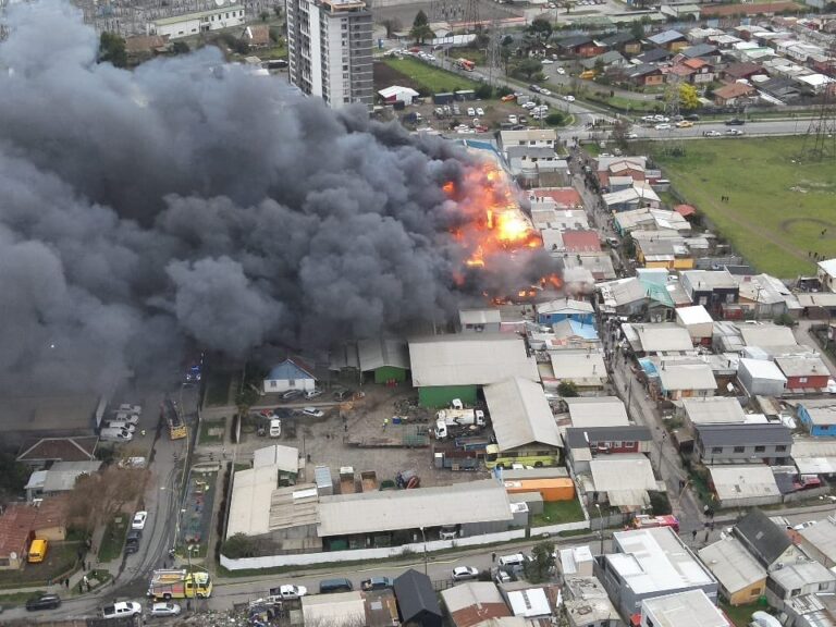 Alarma en Concepción: Incendio en bodega de ropa se propaga a viviendas cercanas