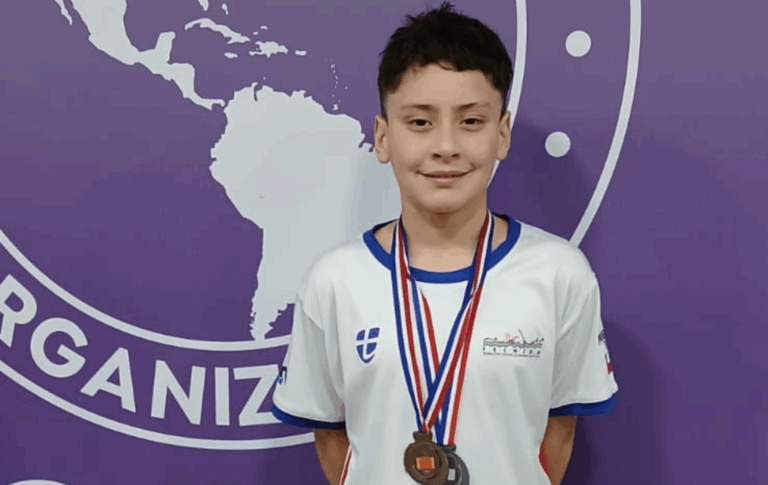 Con tan solo 12 años: joven nadador maulino destaca en torneo sudamericano en Paraguay