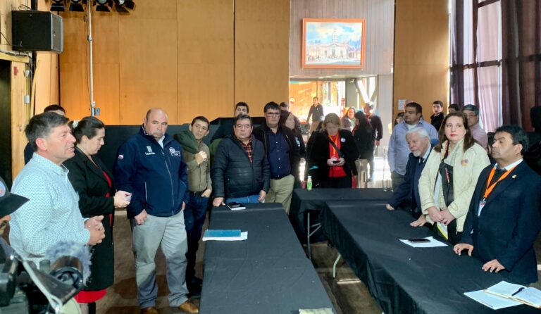 Senadora Vodanovic propone ley para suspender licencias a pescadores que crucen límites de pesca marítima