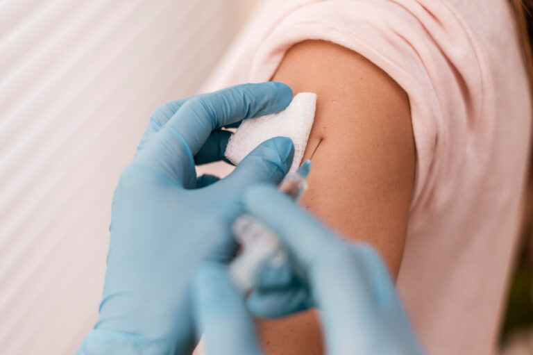 Vacunación se extiende a toda la población en Talca: baja positividad por virus respiratorios