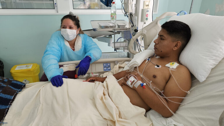 Madre dona un riñón a su hijo en exitoso trasplante de donante vivo en Talca