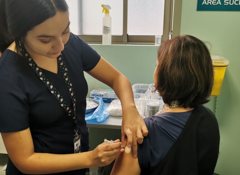 Alerta por alza de virus respiratorio sincicial en menores de Talca: refuerzan prevención con vacunatorio móvil