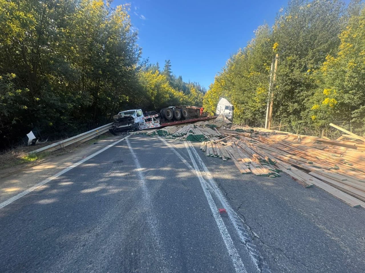 Colisión en ruta L-30-M: camión maderero impacta a vehículo menor en Nirivilo