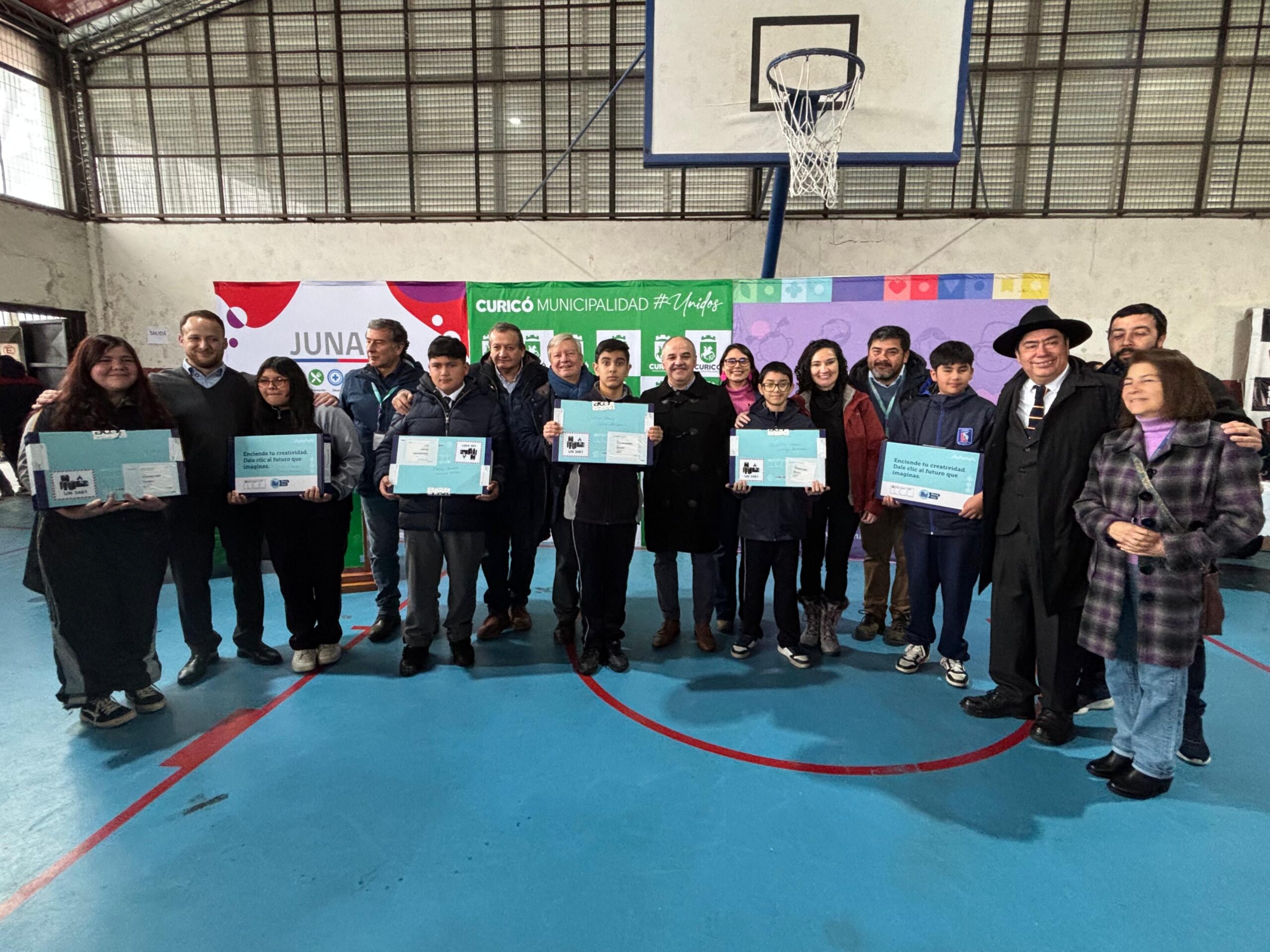 Beca TIC 2025: Más de mil estudiantes en Curicó reciben computadores