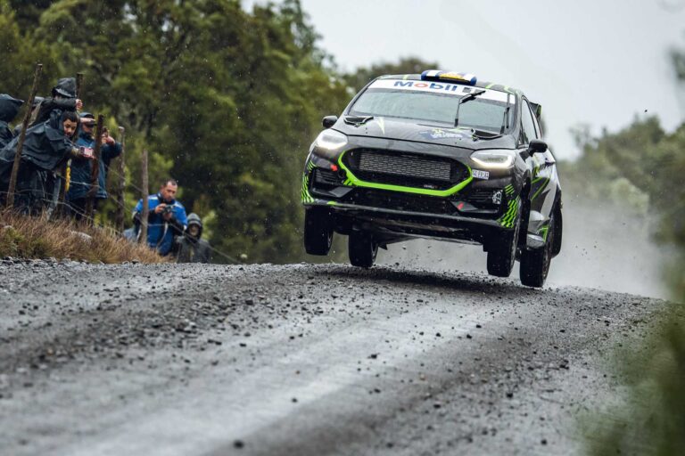 Líderes de la categoría RC4 sufren incendio y abandonan RallyMobil Curicó