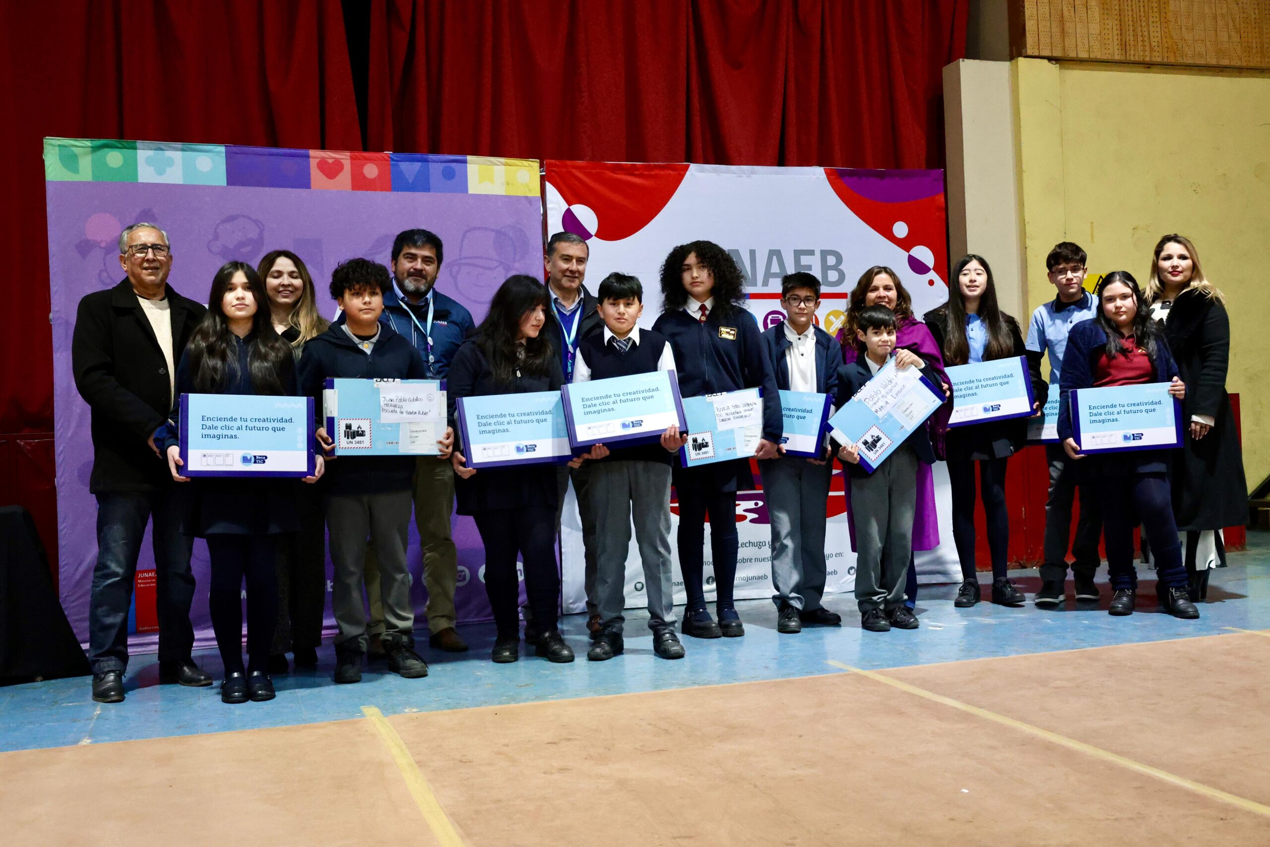 126 estudiantes de Hualañé reciben beca TIC