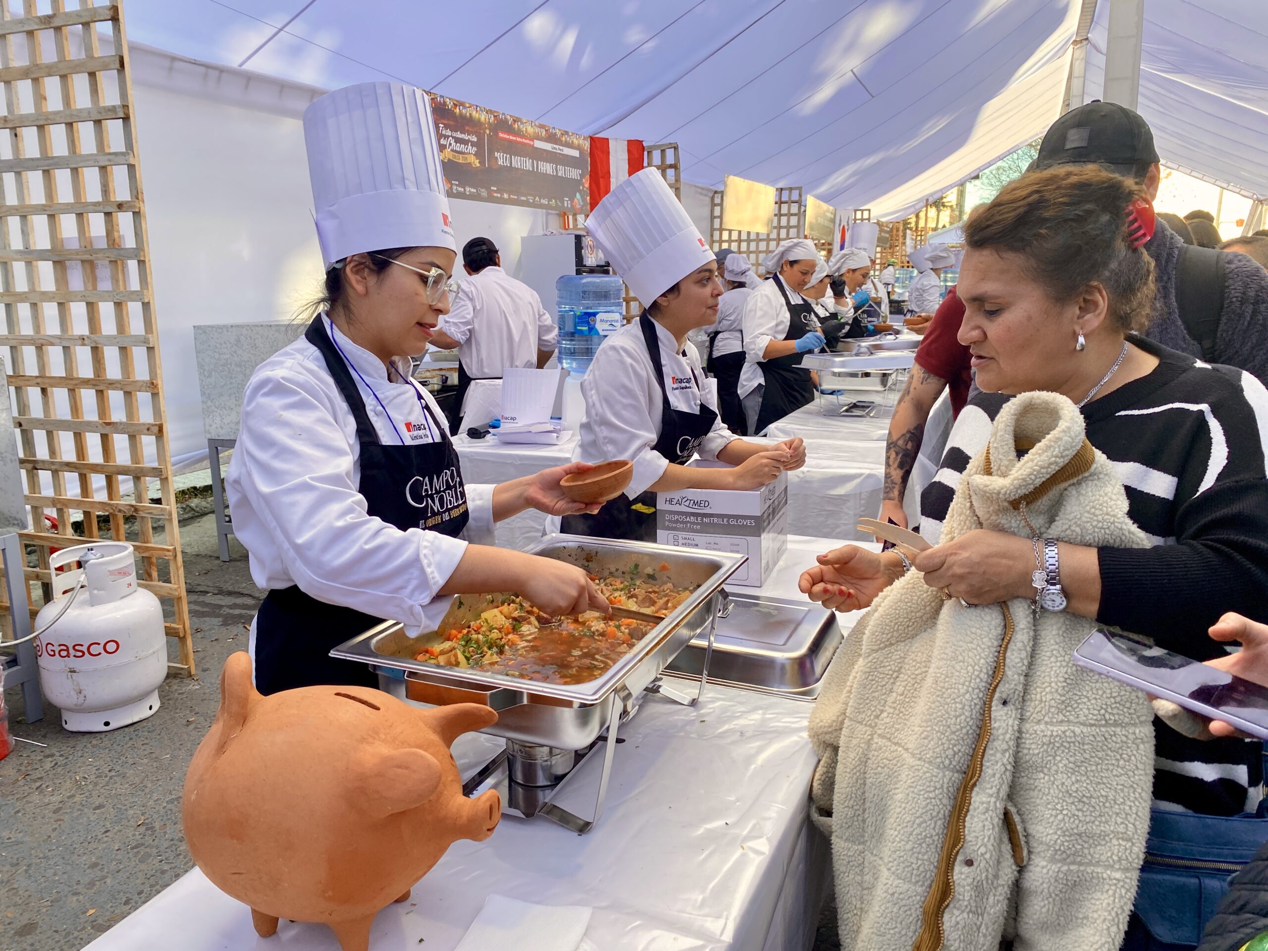 Estudiantes de Gastronomía de INACAP Talca en Fiesta del Chancho 2025
