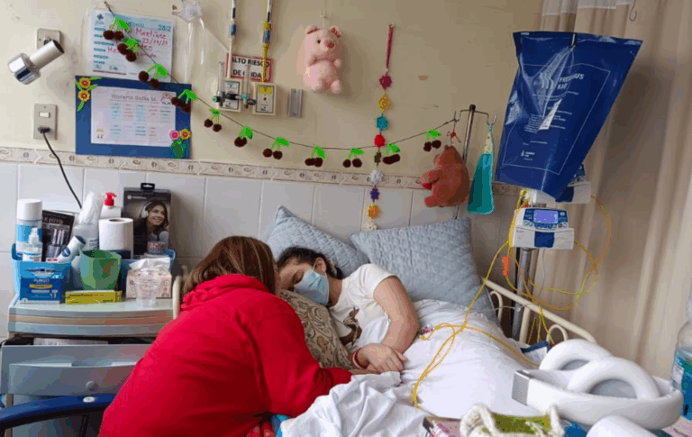 Joven con extraña enfermedad lleva seis meses internada en Linares: familia solicita traslado