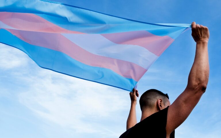 Diputados proponen ley que prohíbe cirugías y hormonización en menores trans