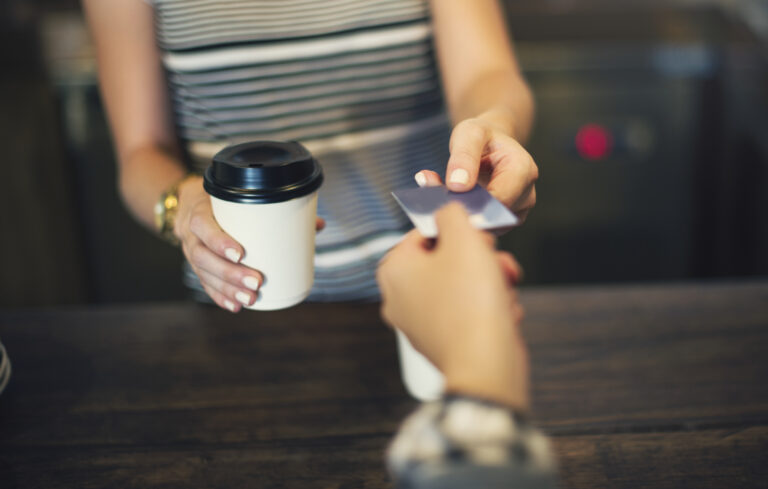 De café en café: ¿Cómo convertir los gastos hormiga en ahorro inteligente?