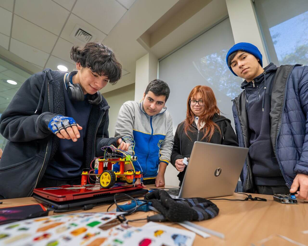 Estudiantes del Maule crean robots en taller de la UTalca