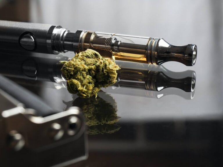 Detienen a dos personas por vender cannabis en vapeadores e incautan más de 150 dispositivos en Talca