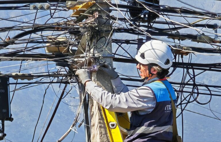 Chile dice adiós a la basura aérea: Entra en vigor la Ley “Chao Cables”