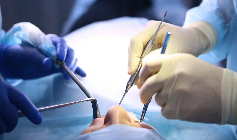 Hospital de Linares reduce listas de espera con operativo maxilofacial