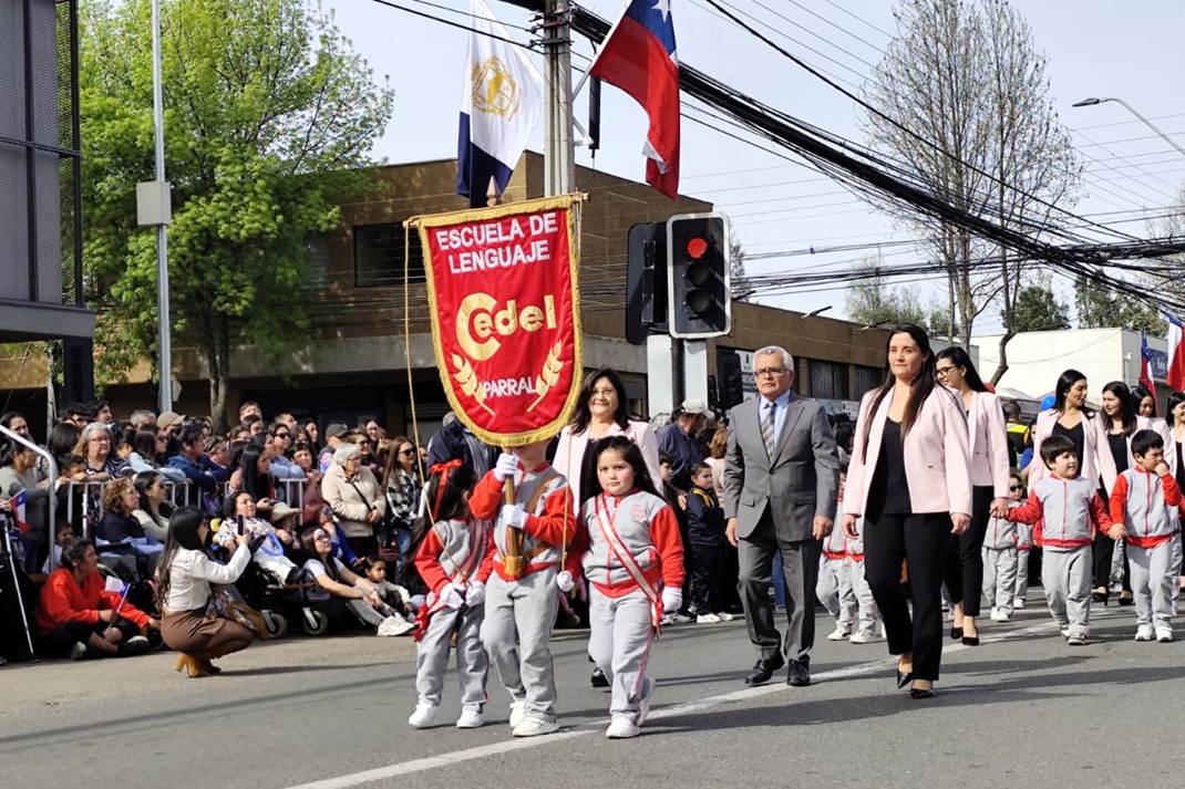 Gran participación de 56 organizaciones locales en desfile cívico de Parral