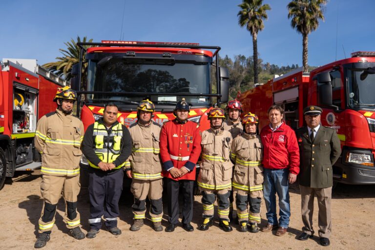 Gobierno del Maule entrega carros bomba y camionetas para fortalecer red de emergencia