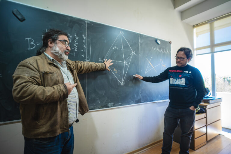¡Histórico! científicos chilenos resuelven problema matemático abierto por 70 Años