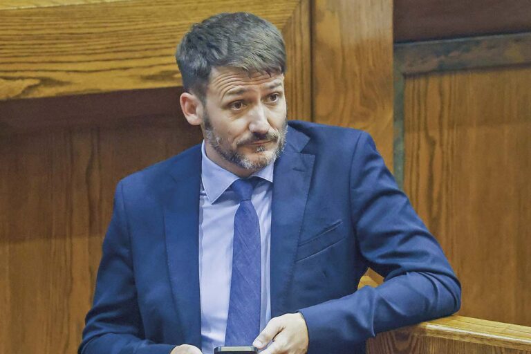 Oficial: renuncia el Ministro de Energía tras error en cálculo de tarifas eléctricas