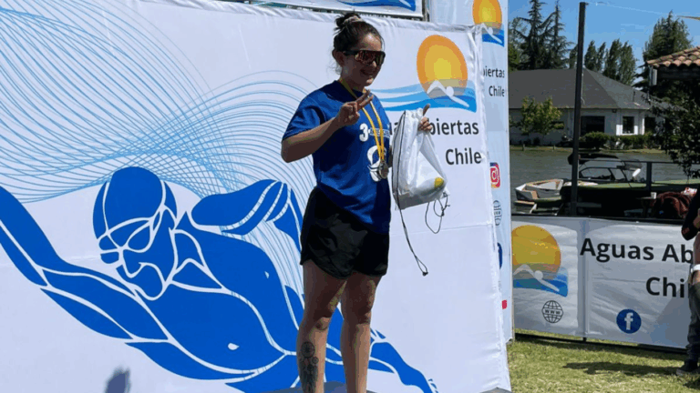 Joven nadadora maulina brilla en campeonato de aguas abiertas
