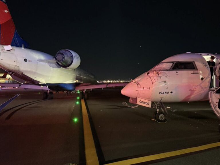 Dos aviones chocan en aeropuerto de NY: un ala quedó incrustada en la cabina del otro