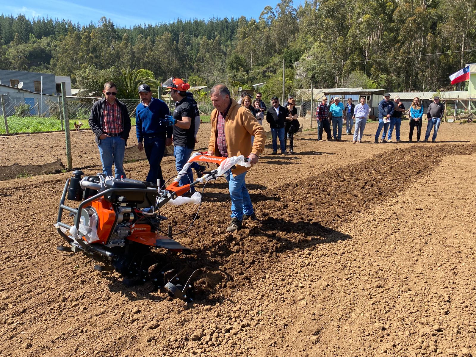 Modernización agrícola en Constitución: INDAP entrega maquinaria a productores Prodesal
