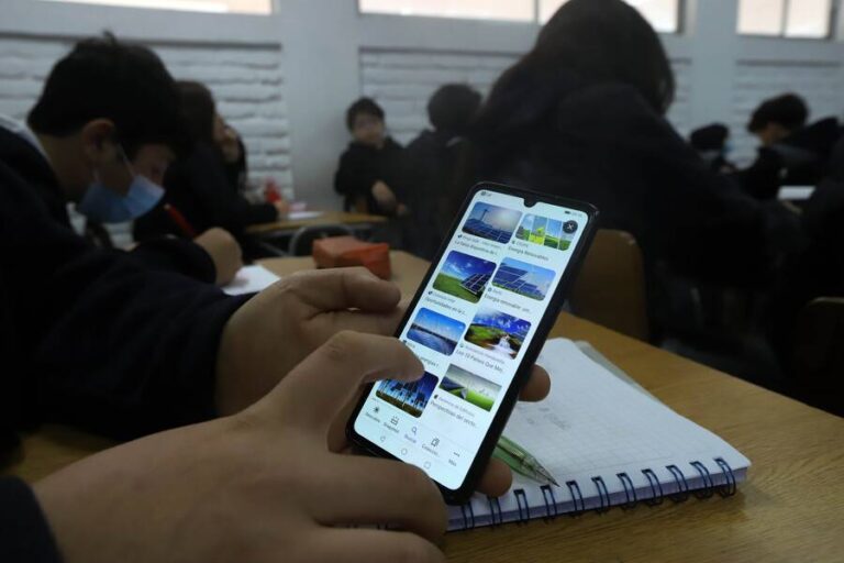 Adiós al celular en clases: Senado aprueba ley que prohíbe uso en colegios desde el próximo año