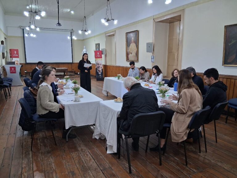 Mesa técnica reúne a representantes del ecosistema de salud para fortalecer la prevención en personas mayores