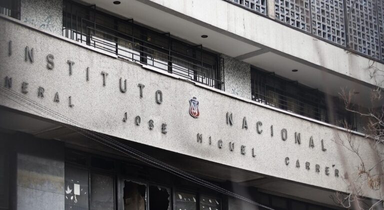 Artefacto incendiario irrumpe en sala de profesores y agrava la tensión en nuevo incidente en el Instituto Nacional