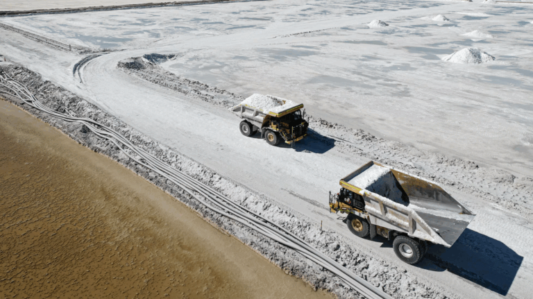 China da luz verde a alianza Codelco–SQM para explotar litio en Salar de Atacama